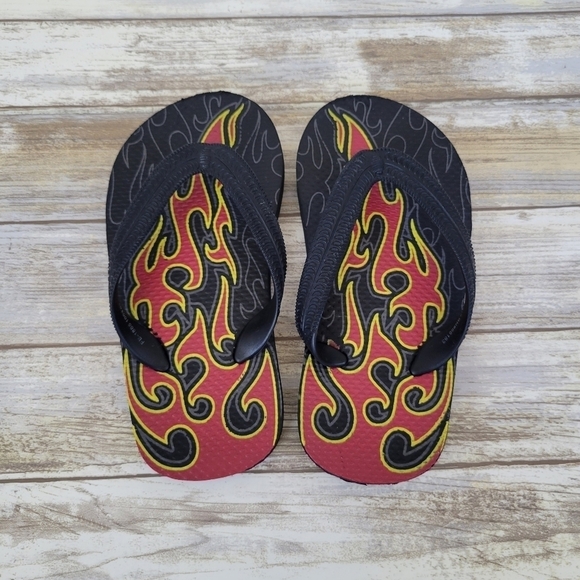NWOT Toddler Boys Black & Orange Flame Print Flip Flops Thong Sandals Unbranded - Picture 1 of 7